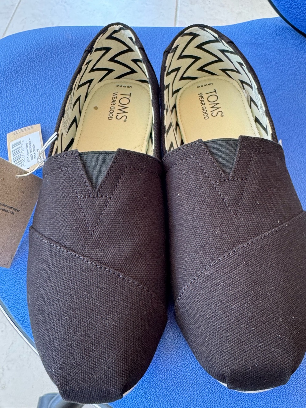 TOMS slip on canvas sneaker in black. Size 9W. BNWT